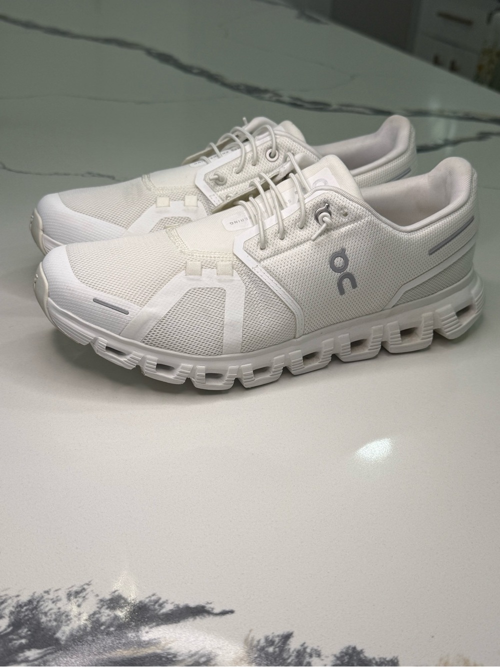 On Running Cloud 6 Men’s Size 10 White All-White Lightweight Sneakers 3MF1007120